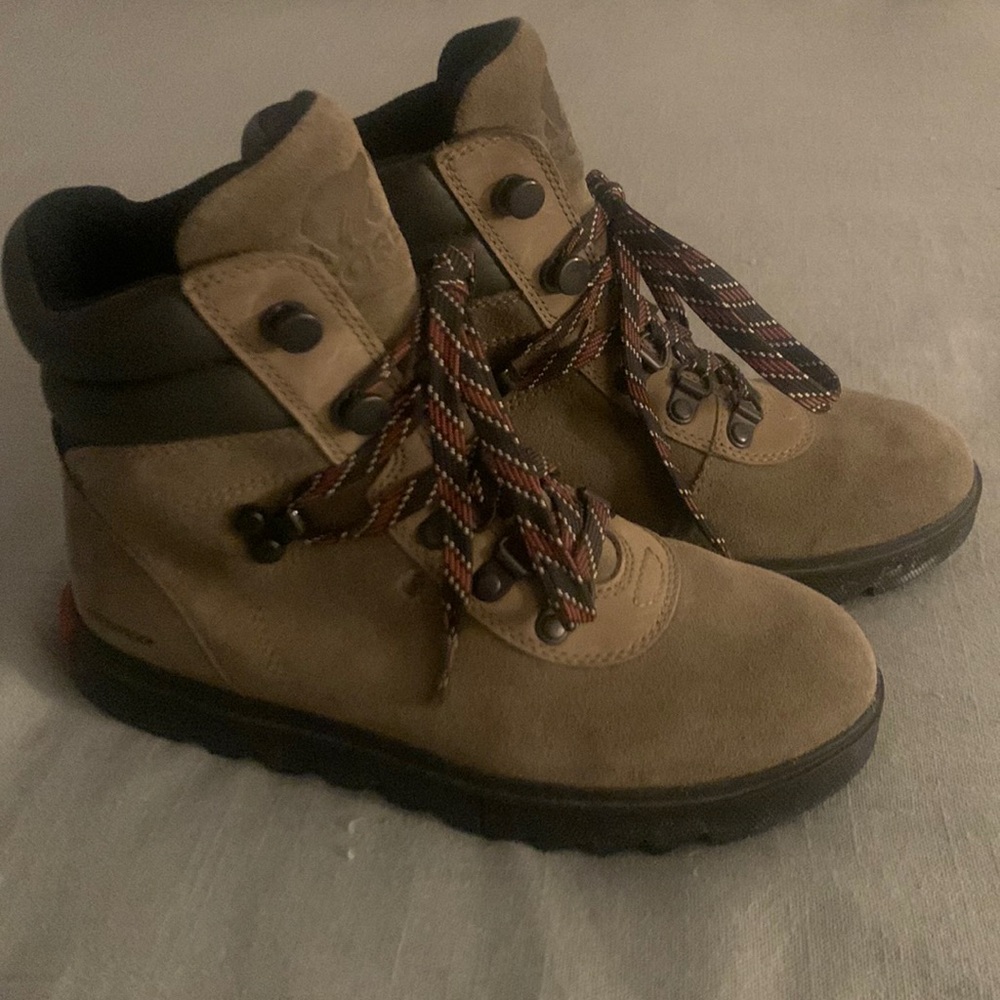 Womens Olive green Sorel boots (waterproof)